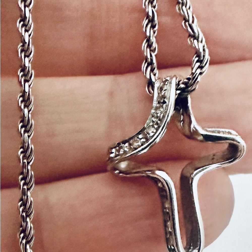 18k white gold cross pendant with diamonds from Italy. Stamped 750 and Hallmarks